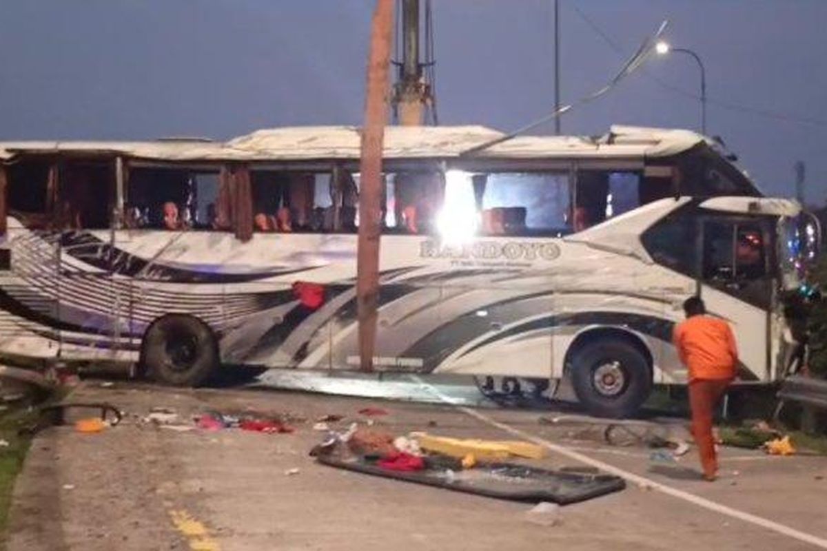 Kecelakaan maut dialami Bus Handoyo jurusan Yogyakarta-Bogor di Tol Cipali pada Jumat (15/12/2023) sore.
