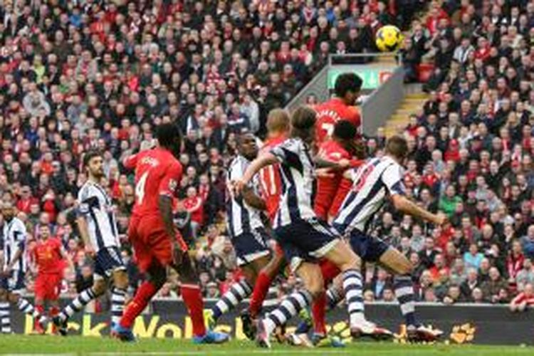 Striker Liverpool Luis Suarez (2 dari kanan) melompat dan menyundul bola untuk mencetak gol keduanya ke gawang West Bromwich Albion pada laga Premier League di Anfield, Sabtu (26/10/2013). Liverpool menang 4-1.