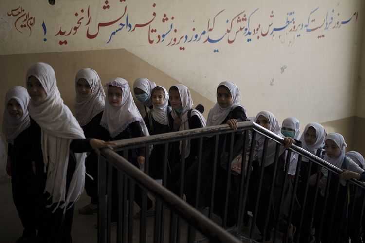 Murid perempuan berbaris menaiki tangga menuju ke kelas di sekolah Kabul, Afghanistan, pada 12 September 2021.