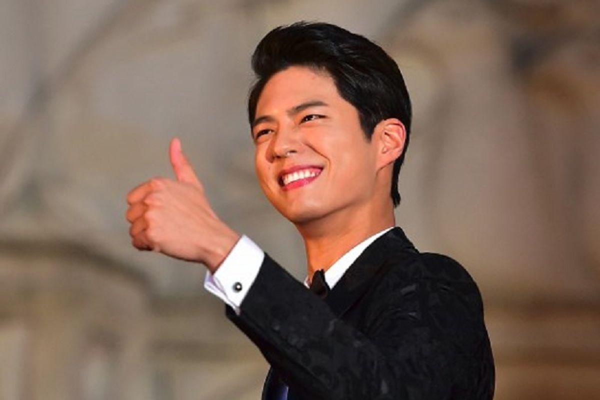 Artis peran Korea Selatan Park Bo Gum berjalan di karpet merah BaekSang Art Awards ke-52 di Seoul, pada 3 Juni 2016.