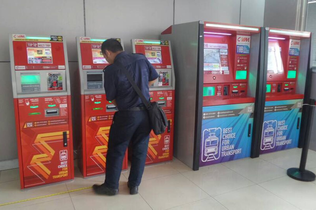 Tampak commuter vending machine (C-Vim) baru yang ditempatkan di Stasiun Juanda, Selasa (23/5/2017). PT KCJ memperbanyak C-Vim untuk melayani transaksi kartu multi trip dan tiket harian berjaminan di sejumlah stasiun sekaligus mengurangi loket secara bertahap.