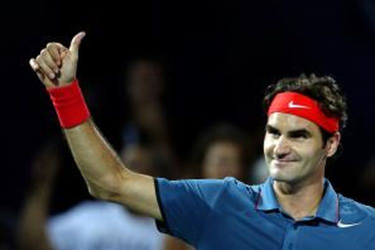 Petenis Swiss Roger Federer merayakan kemenangan atas petenis Jerman Benjamin Becker pada babak pertama Dubai Duty Free Tennis Championships, Senin (24/2/2014). Federer menang 6-1, 6-4.