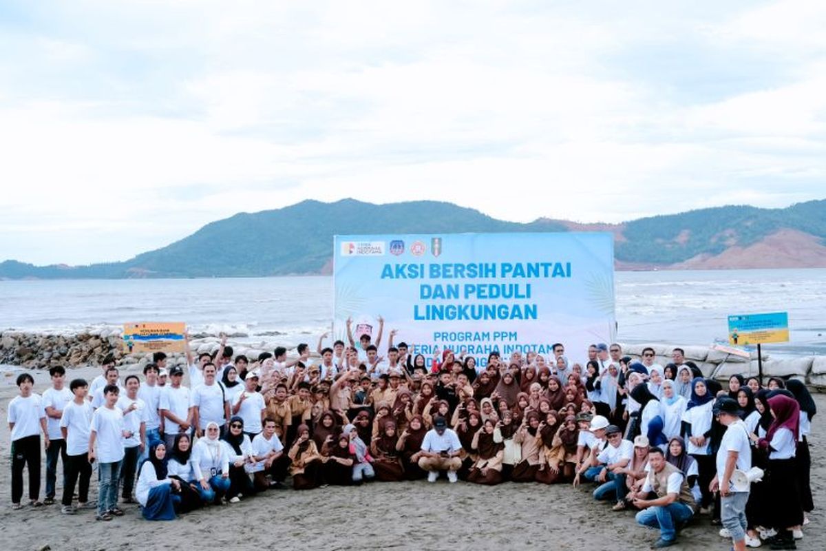 Aksi Bersih Pantai dan Peduli Lingkungan dilakukan di Pantai Babarina, Desa Muara Lapao-Pao, Kecamatan Wolo, Kabupaten Kolaka, Sulawesi Tenggara, Sabtu (21/12/2024). 