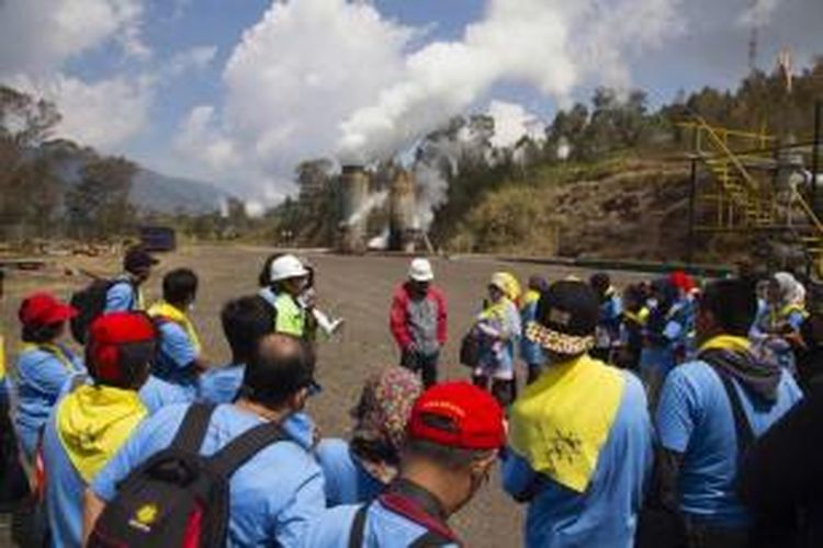 Komunitas geotrek Mata Bumi mendapat kesempatan mengunjungi salah satu sumur panas bumi Geo Dipa Energi di Dataran Tinggi Dieng, Wonosobo, Jateng, Sabtu (1/11/2014). Dieng menawarkan keindahan sekaligus ancaman, karena dataran tingginya terbentuk dari gunung berapi yang kini masih mengeluarkan gas.