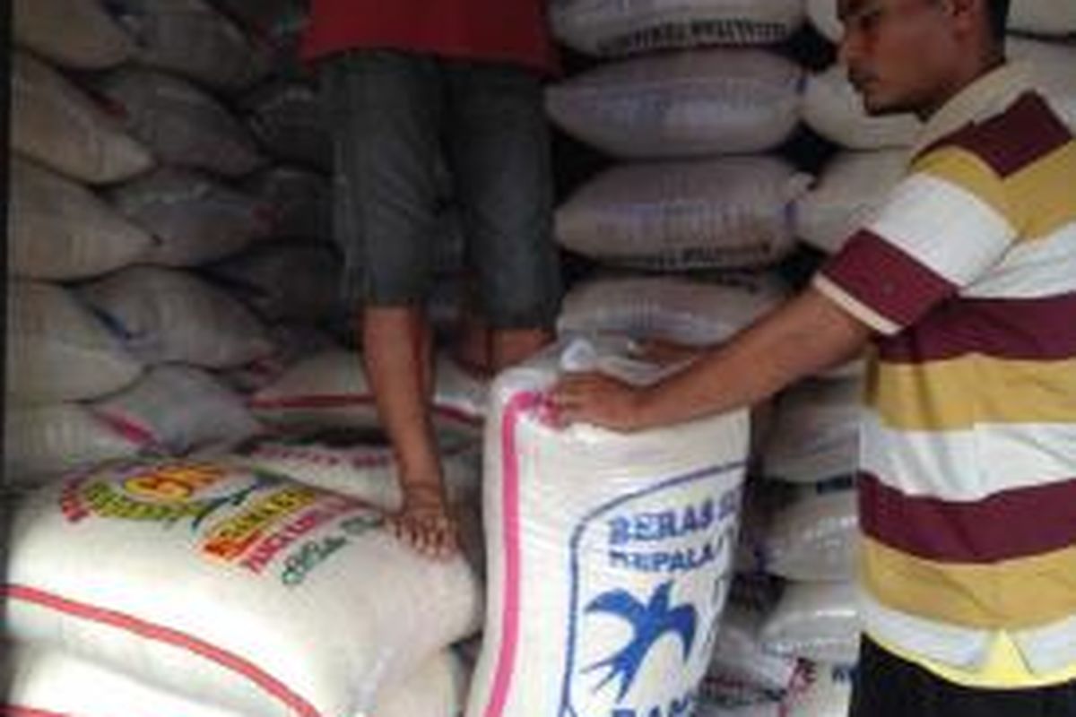 Sejumlah pekerja toko beras sedang mengecek ketersediaan beras di Pasar Induk Tanah Tinggi, Tangerang, Kamis (21/5/2015).