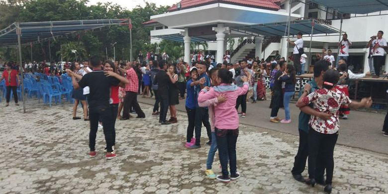 Para peserta lomba dansa menunjukkan kebolehannya di depan kantor Bupati Timor Tengah Utara (TTU), Nusa Tenggara Timur (NTT), Jumat (24/11/2017).