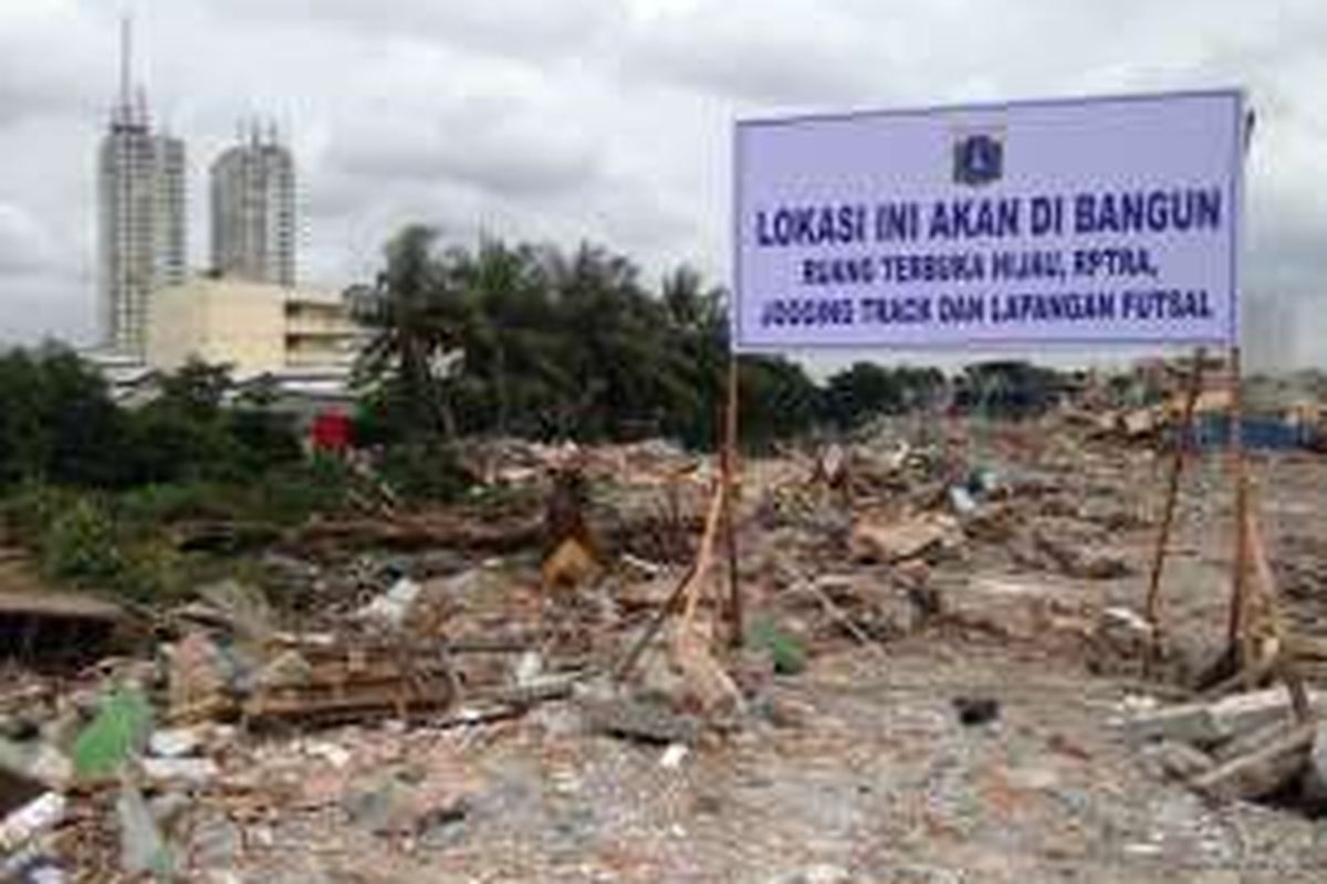 Papan pengumuman dari Pemerintah Provinsi DKI Jakarta didirikan di atas reruntuhan Kalijodo, Jakarta Utara, Senin (29/2/2016). Ke depan, bekas lokalisasi dan tempat hiburan malam selama puluhan tahun itu akan menjadi ruang terbuka hijau, ruang publik ramah anak, jogging track, dan lapangan futsal. 