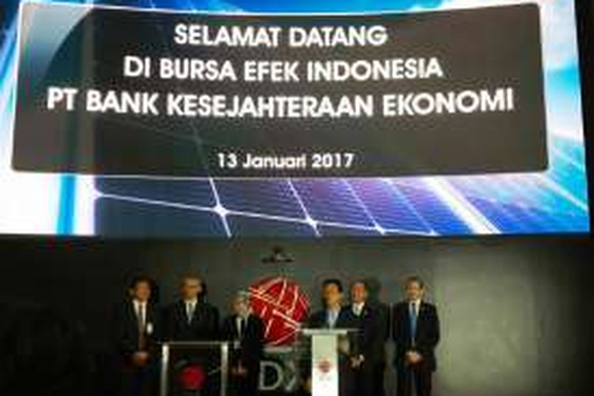 Presiden Direktur PT Bank Kesejahteraan Ekonomi Sasmaya Tuhuleley, di Bursa Efek Indonesia, Jakarta, Jumat (13/1/2017).