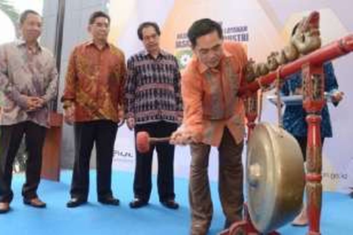 Kepala BPPI Kemenperin Haris Munandar membuka Pameran Hasil Litbang & Layanan Jasa Teknis Industri dengan memukul gong disaksikan Sekretaris BPPI Yang Yang Setiawan, Kepala Pusat Standardisasi Tony T.H Sinambela serta Kepala Pusat Penelitian dan Pengembangan Teknologi Industri dan Kekayaan Intelektual Teddy C Sianturi di Plasa Pameran Industri, Jakarta (10/05/2016).