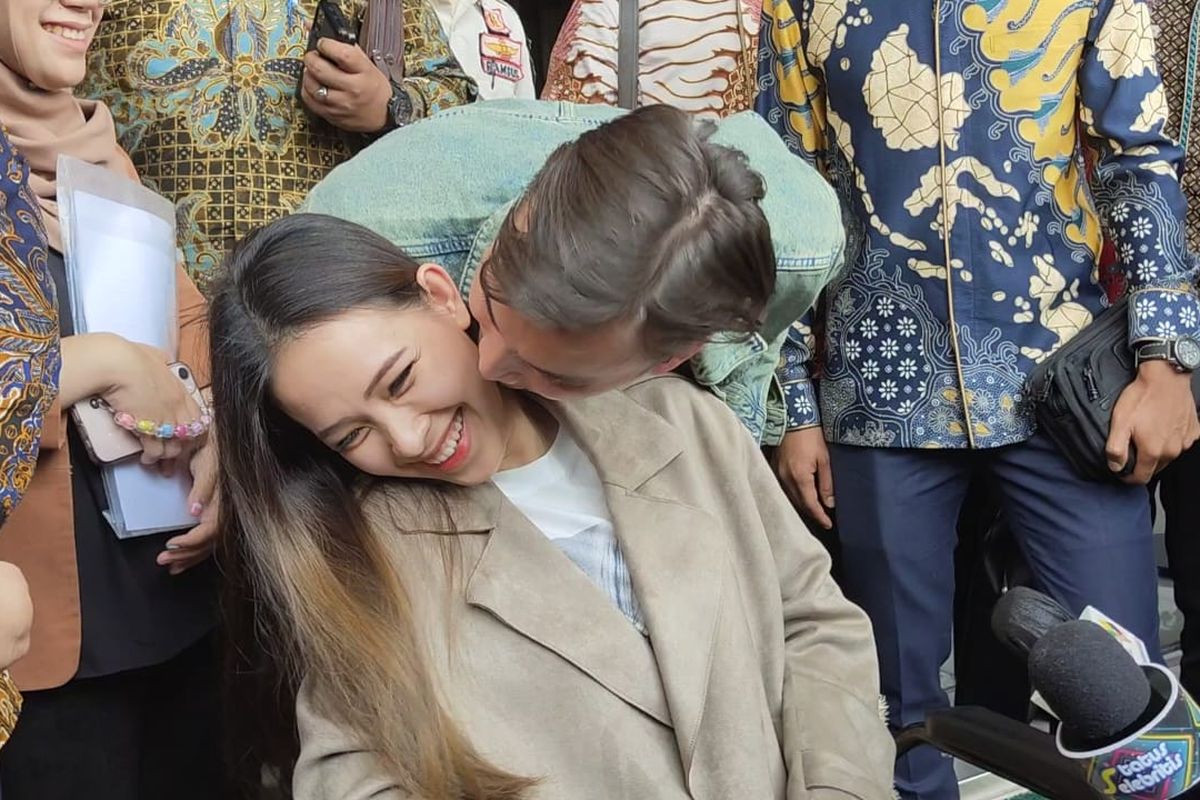 Rendy Kjaernett cium Lady Nayoan di Pengadilan Negeri Bekasi, Jawa Barat, Rabu (16/8/2023). 