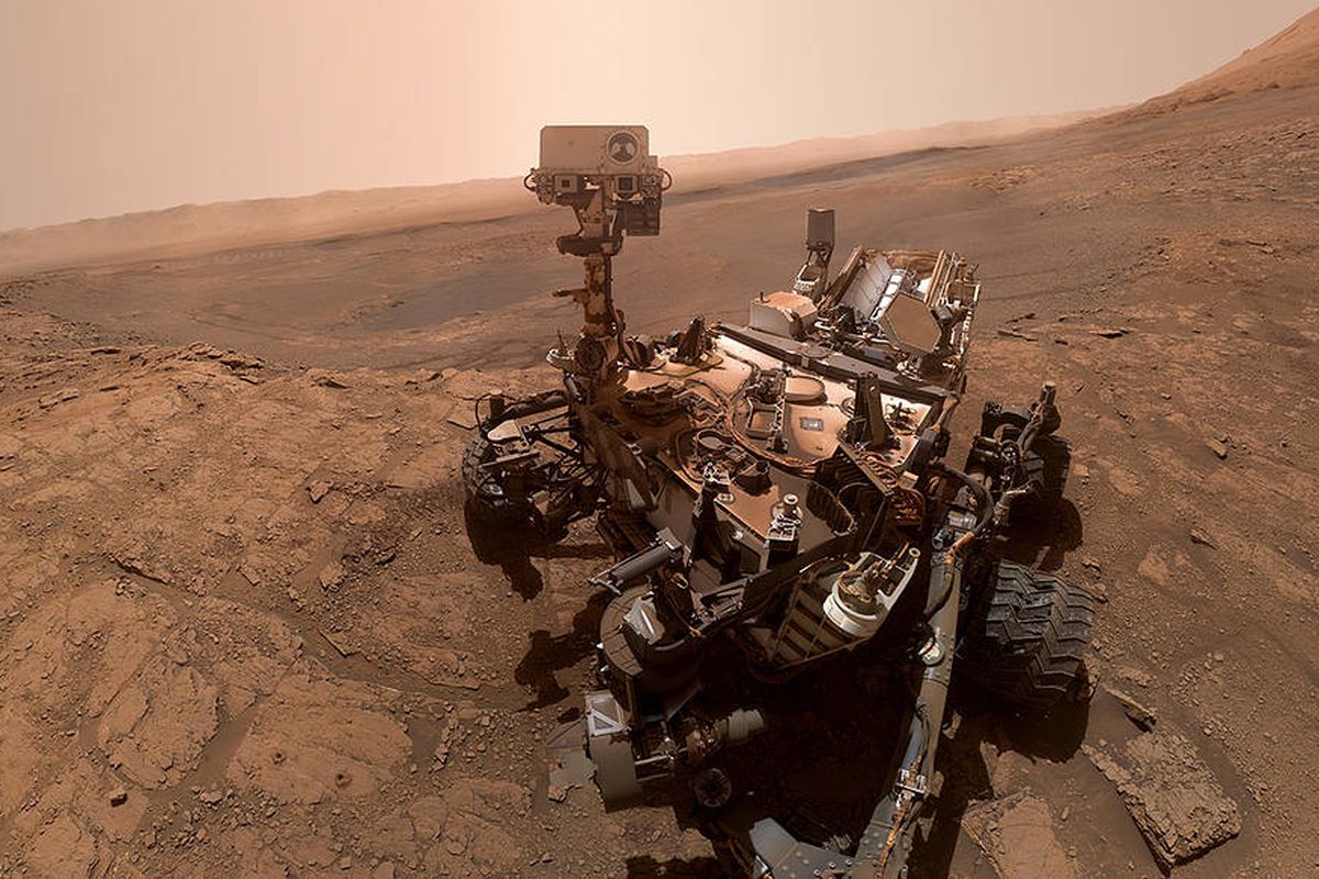 Robot penjelajah Mars milik NASA, Curiosity, berselfie di tanah Mars pada 11 OKtober 2019 atau di hari ke-2.553, setelah melakukan misi sulit. 