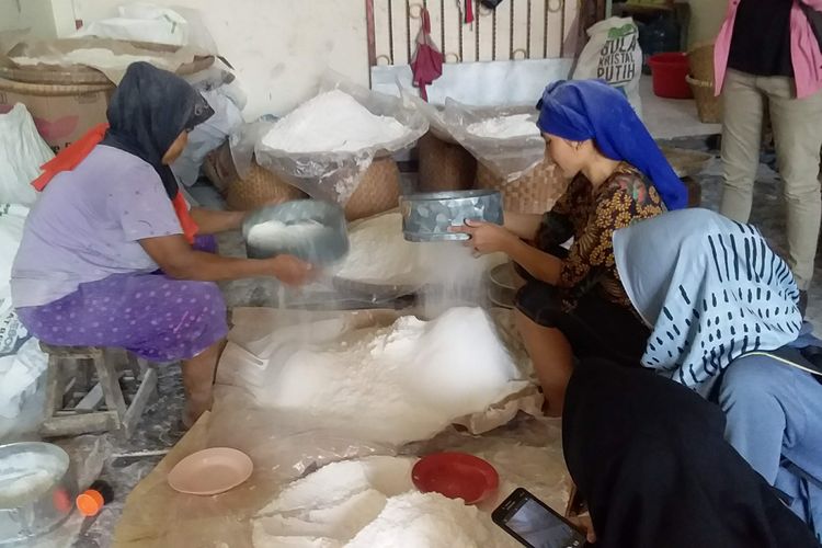 Proses pengayakan tepung untuk kue keranjang Ong Eng Hwat di di Kampung Kentangan Tengah Nomor 67, Jagalan, Pecinan Semarang.