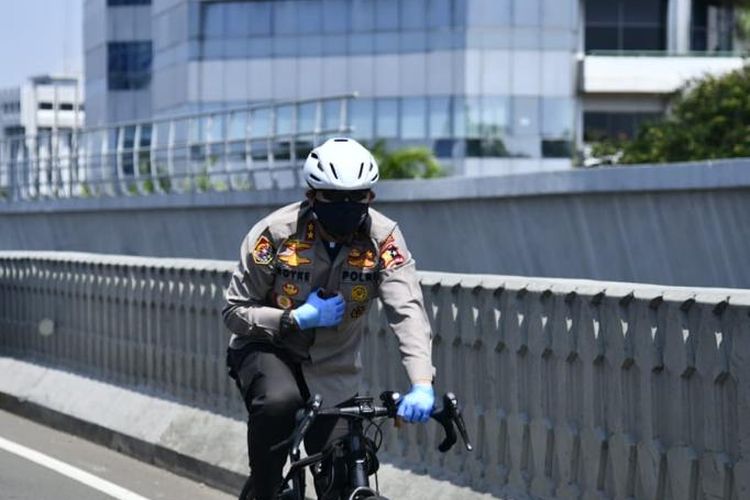 Irjen Pol (Purn) Royke Lumowa saat bersepeda di Jakarta tahun 2020.