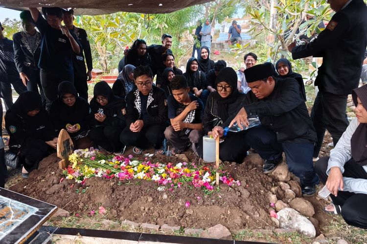 Ratusan Pelayat Hadiri Pemakaman Mahasiswa UGM Korban Perahu Terbalik di Sumbawa 