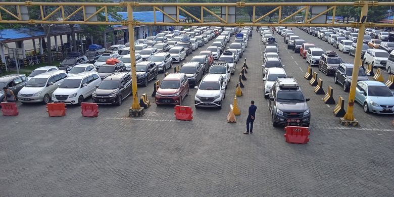 Antrean mobil di area parkir dermaga 3 Pelabuhan Bakauheni, Lampung Selatan, Jumat (6/5/2022) sore.