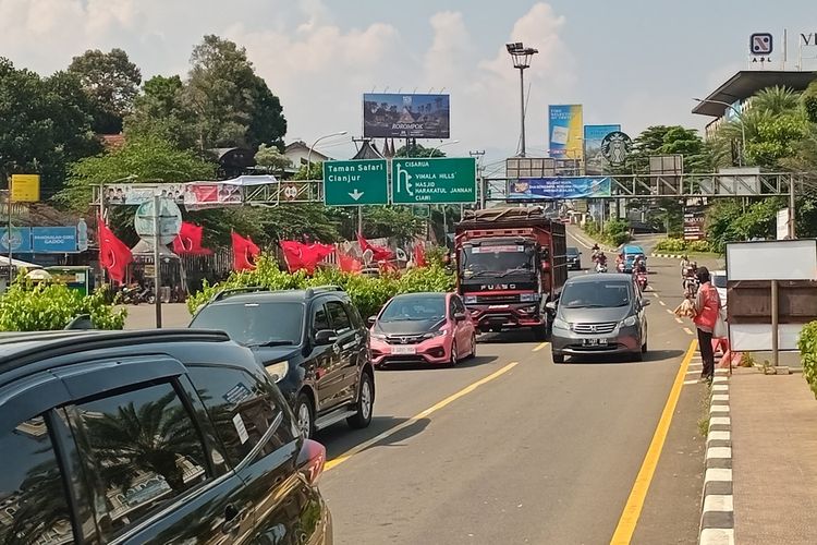 Situasi arus lalu lintas di kawasan wisata Puncak Bogor, Jawa Barat, Sabtu (15/6/2024).