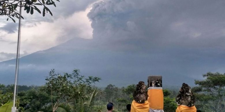 Letusan Gunung Agung yang terletak di Kabupaten Karangasem, Bali, terus membesar, Minggu (26/11/2017).