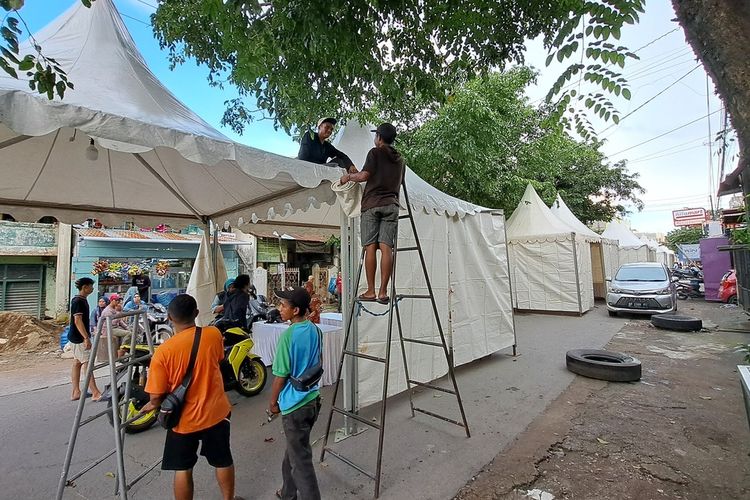 Tenda-tenda TPS dibangun berjejer di tengah Jalan di Kelurahan Malimongan Tua, Kecamatan Wajo, Makassar, Sulsel, Selasa (13/2/2024)