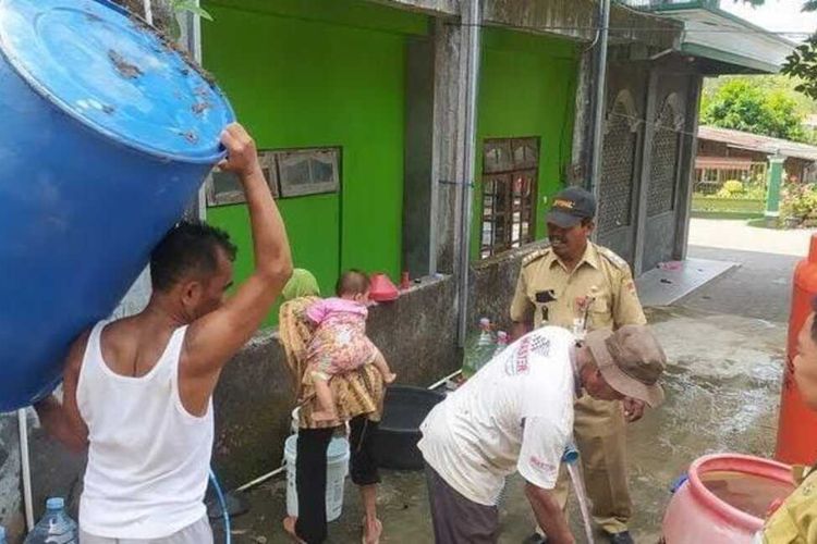 Saat warga Jabungan, Banyumanik, Kota Semarang, Jawa Tengah dapat bantuan air bersih dari pemerintah 