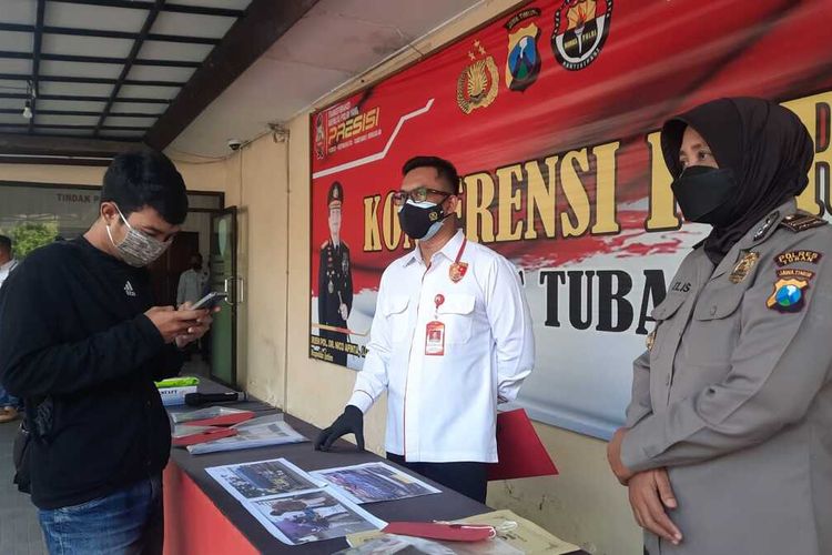 Kasatreskrim Polres Tuban, AKP Adhi Makayasa saat menggelar konferensi pers pengungkapan kasus penyelundupan pupuk bersubsidi di Tuban