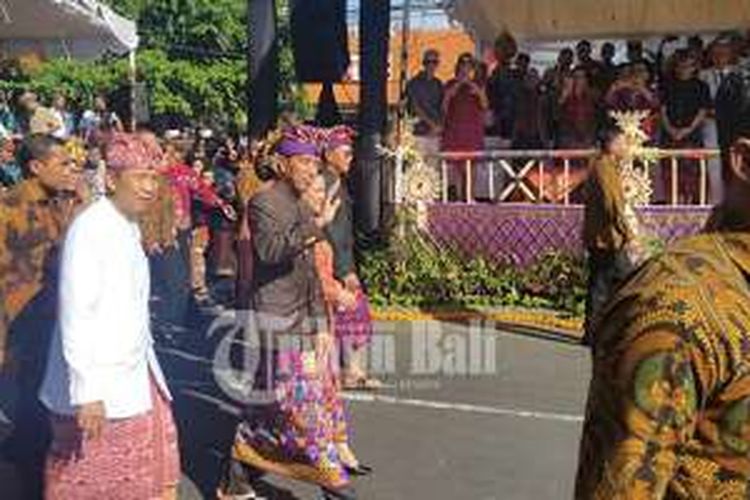 Presiden Joko Widodo saat tiba di lokasi pawai Pesta Kesenian Bali (PKB) ke-38 di Depan Monumen Bajra Sandhi, Denpasar, Bali, Sabtu (11/6/2016). 