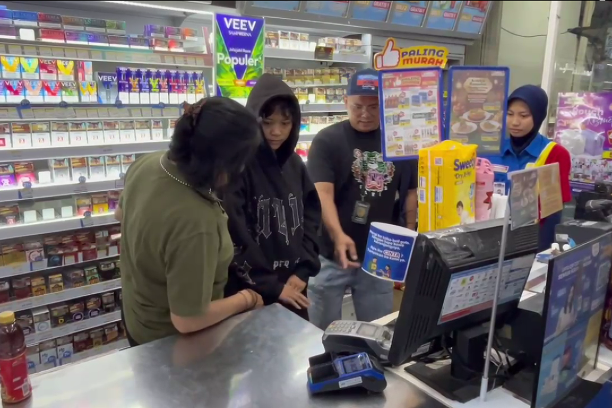 Seorang wanita berinisial IPS (22) nekat menggasak uang tunai dari meja kasir sebuah minimarket di kawasan Gang Songsi, Tanah Sereal, Tambora, Jakarta Barat.