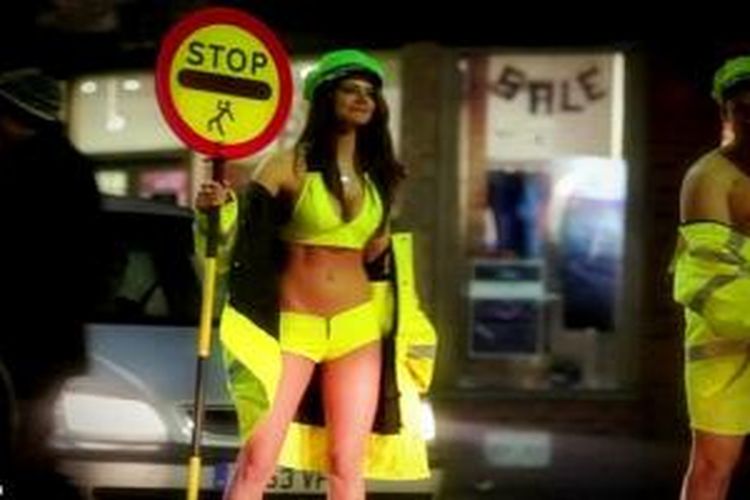 Road Safety Analysis, sebuah organisasi perlindungan pejalan kaki di Inggris bereksperimen dengan menempatkan dua model pria dan wanita berbusana seksi untuk membantu penyeberang jalan yang sedang dalam kondisi mabuk