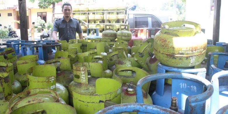 Ratusan tabung LPG diamankan Polres Pasuruan dari tiga tersangka yang sudah diamankan dari gudang pangkalan LPG di daerah Kejapanan Gempol Pasuruan.