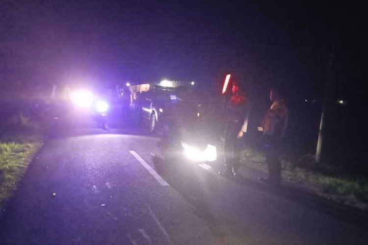 Proses evakuasi lansia korban tabrakan di wilayah Kalurahan Hargorejo, Kapanewon Kokap, Kabupaten Kulon Progo, Daerah Istimewa Yogyakarta. Lokasi ini gelap gulita sat malam hari.