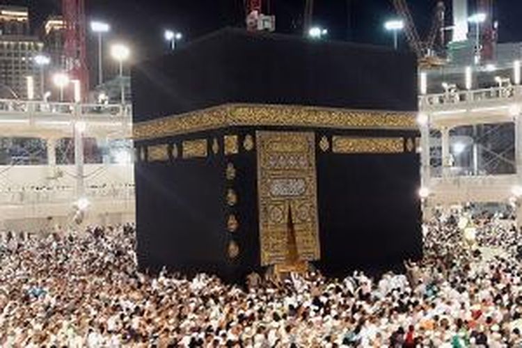 Jutaan warga Muslim dari berbagai penjuru dunia menunaikan ibadah umrah di Masjidil Haram, Mekkah, Arab Saudi, Rabu (11/2/2015) dini hari waktu setempat. Di antara jemaah umrah yang menuju Mekkah dan Madinah, jemaah asal Indonesia termasuk salah satu yang mendominasi.
