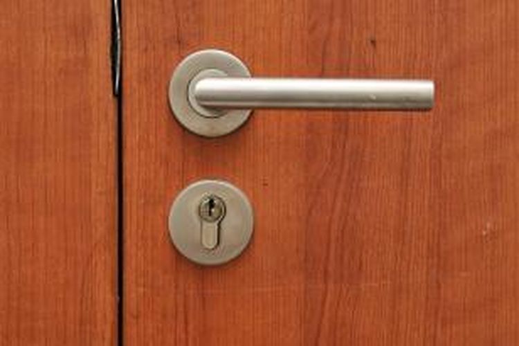 Rumah kunci berbentuk minimalis makin digemari. Tampilannya ringan dan simpel. Tuas pembuka dan lubang kunci seolah-olah terpisah dan tertanam pada papan pintu. 