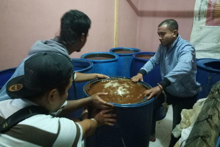  Pabrik pembuatan minuman keras (Miras) oplosan, jenis Cap Tikus (CT), yang digrebek oleh SatNarkoba Polres Manokwari, Rabu (22/5/2019), dini hari.