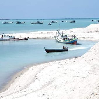 Gunungan pasir akibat sedimentasi pasir laut di alur pelayaran Muara Air Kantung, Jelitik, Bangka, Rabu (12/7/2023).