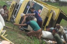 Truk Muatan Biji Jagung Terjungal dan Masuk ke Parit