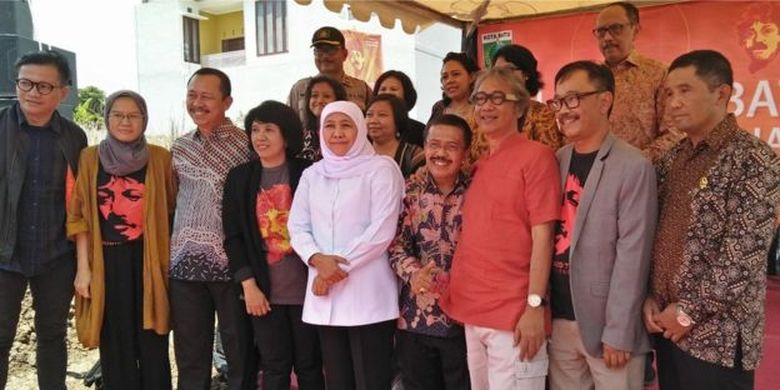 Gubernur Jawa Timur Khofifah Indar Parawansa, Wakil Wali Kota Batu Santoso, Ketua Komisi Nasional Hak Asasi Manusia (Komnas HAM) Ahmad Taufan Damanik, Direktur Amnesty Internasional Indonesia Usman Hamid, dan istri mendiang Munir, Suciwati, mengikuti prosesi peletakan batu pertama Museum HAM Munir. 