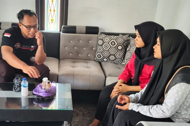 Anggota Polsek Slahung meminta keterangan kepada warga korban penipuan pelaku yang mengaku kyai yang bisa melakukan pengobtan penyakit kronis. Sejumlah warga mengaku telah menyetorkan uang Rp 3 hingga 4 juta kepada pelaku yang mengaku bernama Gus Wahid. Warga masih enggan melapor ke polisi.