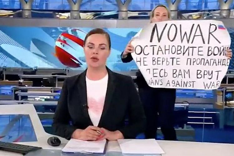 Marina Ovsyannikova, wanita yang memprotes aksi militer Moskwa di Ukraina di tengah-tengah siaran berita utama di tv Pemerintah Rusia pada Senin (14/3/2022), berisiko dijatuhi hukuman hingga 15 tahun penjara.