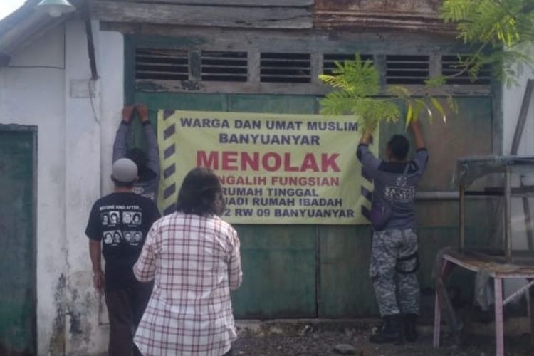 Rumah warga sebagai tempat ibadah di Banyuanyar, Banjarsari, Solo, Jawa Tengah (Jateng), yang dipasang MMT penolakan.