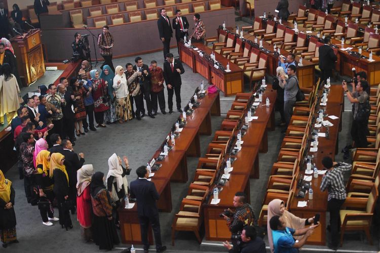 Sejumlah anggota DPR berfoto bersama usai Sidang Paripurna terakhir DPR periode 2014-2019 di Kompleks Parlemen, Senayan, Jakarta, Senin (30/9/2019). Sidang Paripurna itu beragenda mendengarkan pidato pimpinan DPR tentang penutupan masa persidangan dan penutupan masa bakti keanggotaan DPR periode 2014-2019. ANTARA FOTO/Akbar Nugroho Gumay/aww.