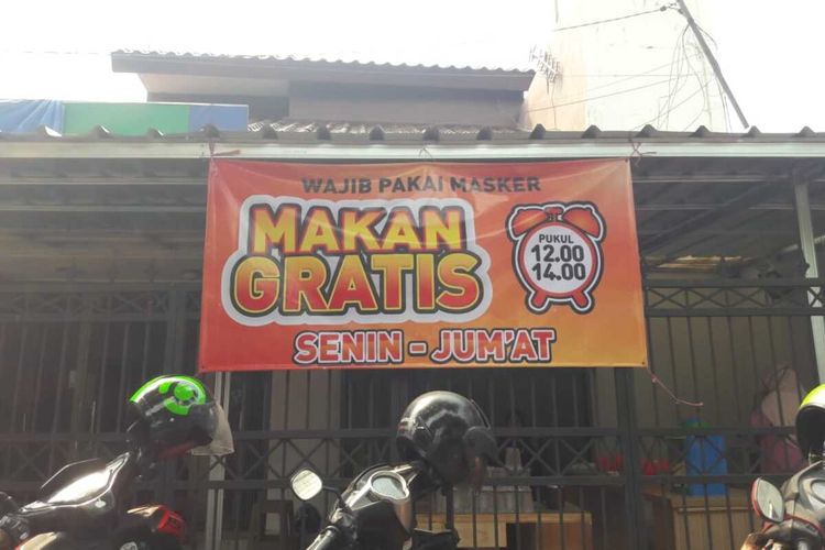 Tempat yang menyediakan menu makan siang gratis di Jalan Jendral Basuki Rachmat, Jakarta Timur. Tempat itu dibuka hari Senin-Jumat pukul 12.00 - 14.00 WIB. Foto diambil Rabu (29/7/2020).