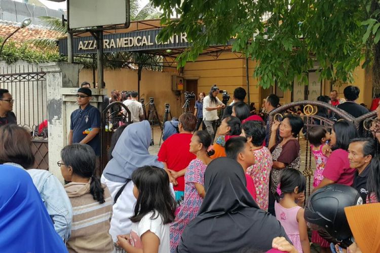 Warga melihat prarekonstruksi penembakan terhadap dokter Lety oleh suaminya sendiri dokter Ryan Helmi di klinik Az-Zahra, Cawang, Jakarta Timur.