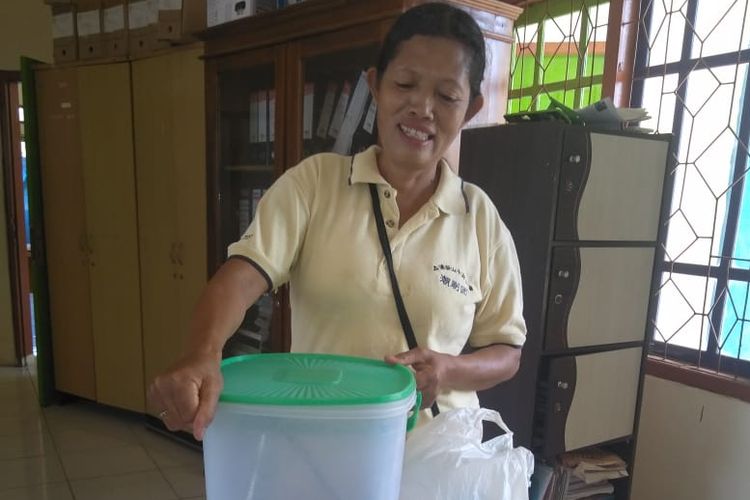 Ine Agnes Siti asal Kampung Rego, Kecamatan Macang Pacar mengolah sekaligus menjual Kukih Serabe, kuliner khas perempuan di Flores Barat di Kantor Bappeda Mabar pada September 2018.  