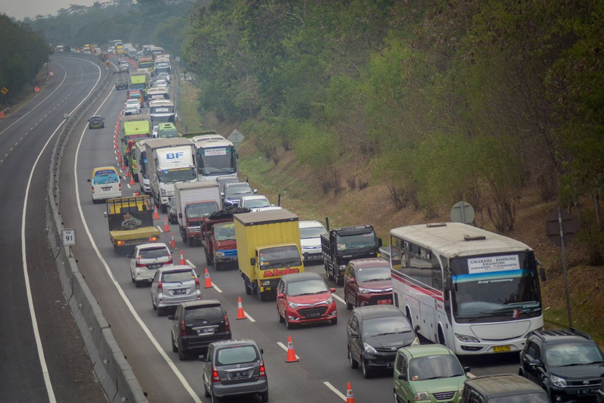 Kemacetan panjang terjadi saat pemberlakuan contraflow di KM 91 Tol Cipularang, Kabupaten Purwakarta, Jawa Barat, Selasa (3/9/2019). Pemberlakuan contraflow tersebut diberlakukan selama proses olah TKP kecelakaan beruntun di KM 91 oleh petugas berwenang.