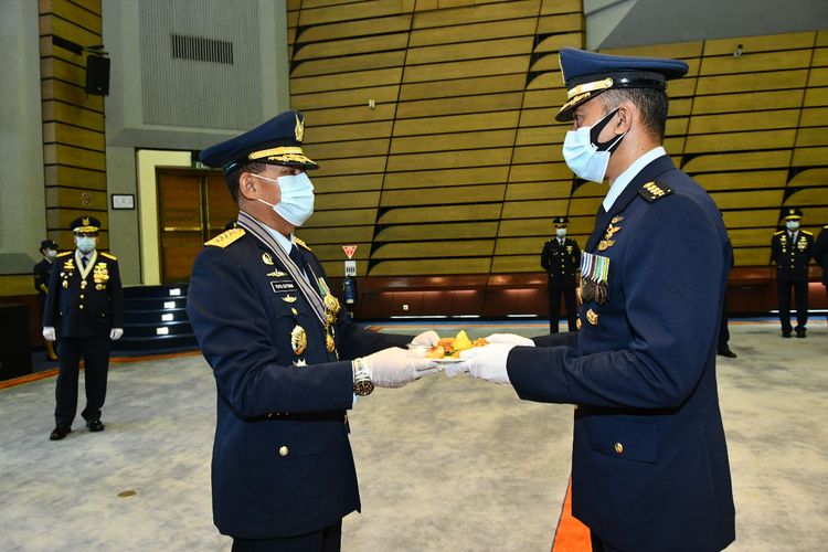 Kepala Staf TNI Angkatan Udara Marsekal Yuyu Sutisna saat merayakan HUT ke-74 TNI AU di Gedung Auditorium Denma Mabesau Cilangkap, Jakarta Timur, Kamis (9/4/2020).