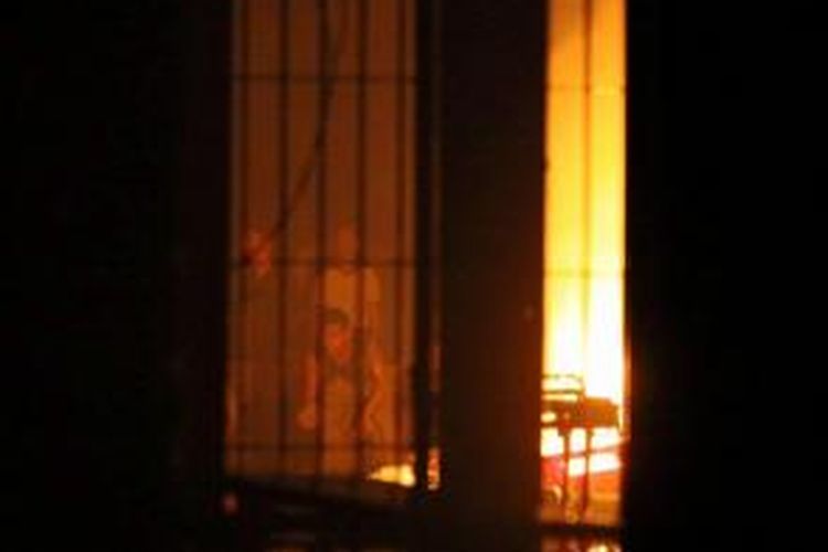Kantor Lembaga Pemasyarakatan (Lapas) Klas I Tanjung Gusta, Medan, terbakar, Kamis (11/7/2013) malam. Lapas diduga dibakar sekelompok narapidana akibat adanya pemadaman listrik dan matinya air PDAM dalam Lapas. Diduga sekitar 300 napi berhasil kabur.