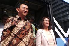 Ahok Pamerkan Bus Transjakarta 