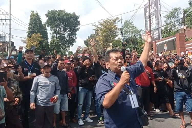 Ribuan pedagang etek Lawu menggwruduk Pengadilan Negeri Kabupaten Magetan, Jawa Timur untuk memberikan dukungan 2 rekan mereka yang menjalani sidang perdana terkait tuntutan dari salah satu warga Desa Desa Pesu, Kecamatan Maospati. Dua pedagang etek dituntut karena berjualan di lingkungan Bitner yang memilikin usaha jualan sehingga mengalami sepi pembeli.