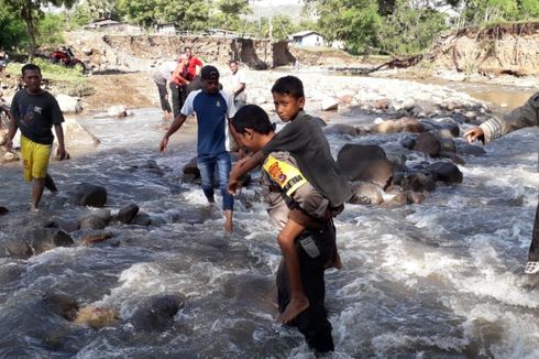 Kisah Bripka Safrul Bolak-balik Gendong Warga Seberangi Sungai karena Jembatan Ambruk