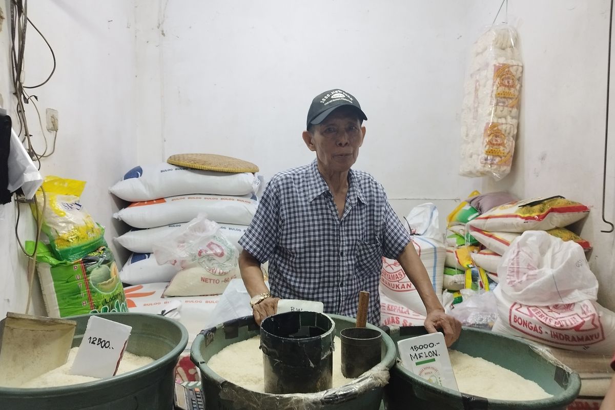 Pedagang beras di Pasar Johar Baru, Jakarta Pusat, Jumat (29/2/2024)