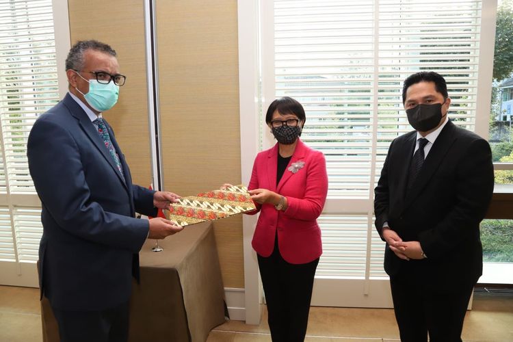 Direktur Jenderal WHO Tedros Adhanom Ghebreyesus bersama dengan Menteri Luar Negeri Retno Marsudi dan Menteri BUMN Erick Thohir setelah melakukan pertemuan di Swiss, Jumat (16/10/2020).